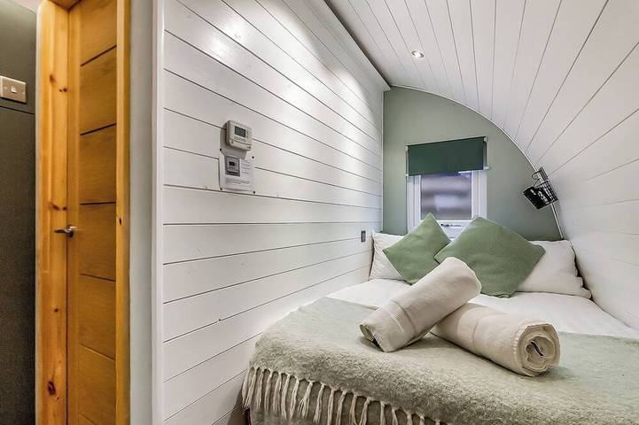 Glamping for 2 people, with hot tub in Nottinghamshire