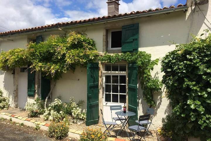 Location de vacances pour 5 personnes, avec Terrasse et Jardin ainsi que Piscine et Vue à Chizé