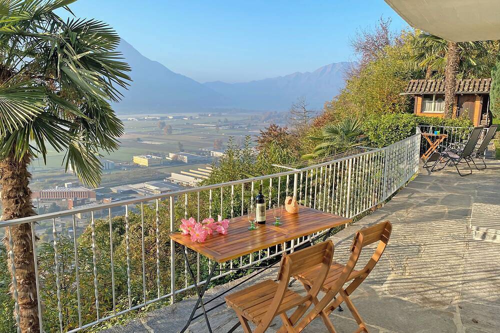 Ganze Wohnung, Charmante Wohnung im Parterre eines Zweifamilienhauses in Cugnasco-Gerra, Tessiner Alpen