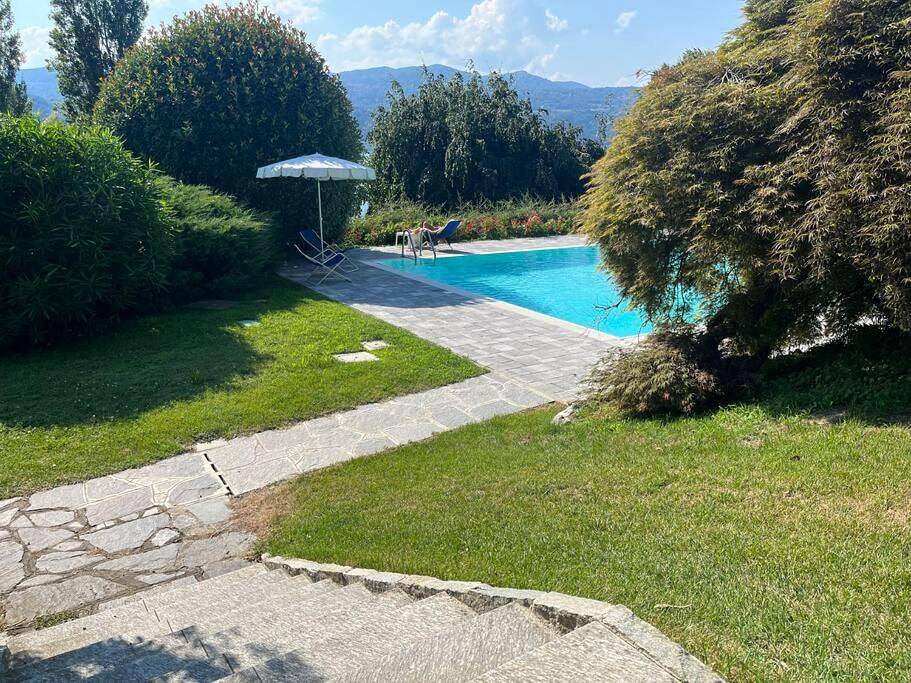Casa fronte lago con piscina in Comune di Angera, Lago Maggiore (Lombardia)
