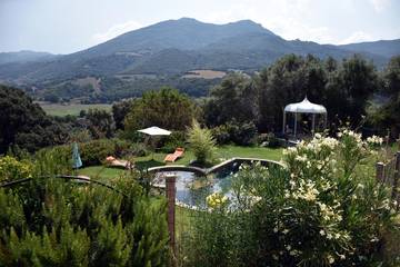 Gîte pour 4 personnes, avec jardin ainsi que piscine et terrasse en Corse