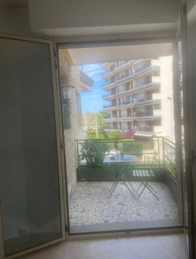 Gîte pour 3 personnes, avec terrasse et vue, animaux acceptés dans Bijou Plage Cannes - 3