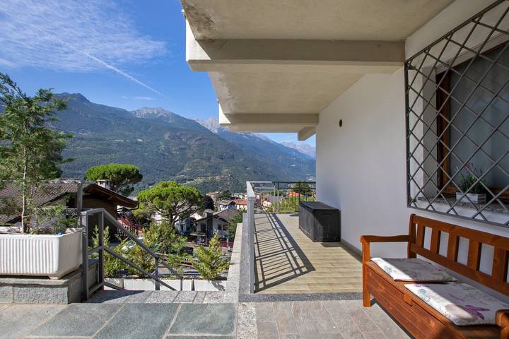 Hel lejlighed, Apartment 'Maison Du Soleil - Bien-être' with Mountain View, Private Terrace and Wi-Fi in Saint-Vincent, Comune di Saint-Vincent