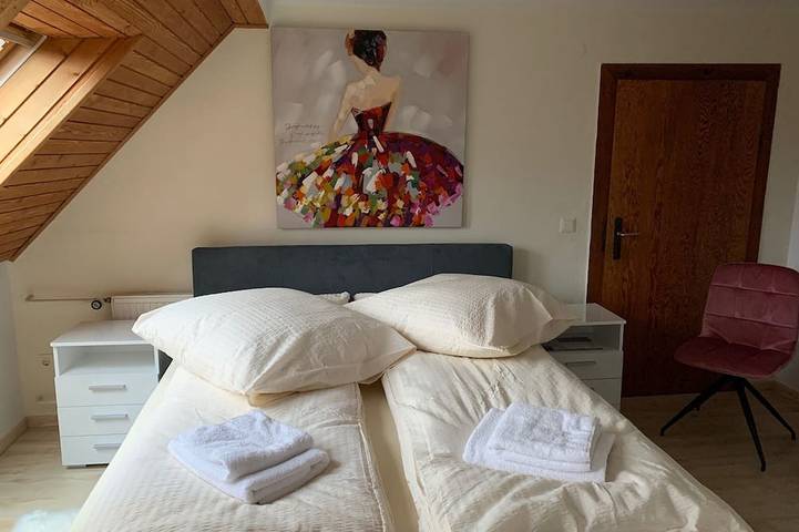 Ganze Wohnung, Romantische Ferienwohnung mit Kamin im Thüringer Wald. Ruhig gelegen! in Burglemnitz, Remptendorf