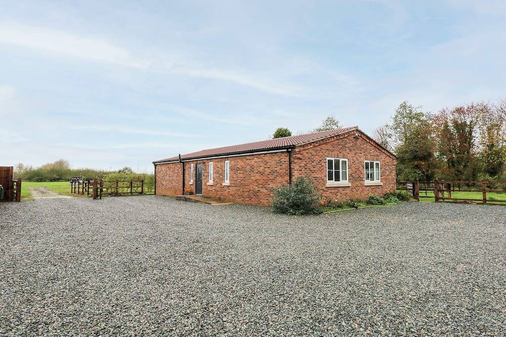 The Apple Shed, pet friendly, with hot tub in Wisbech in Wisbech, Cambridgeshire