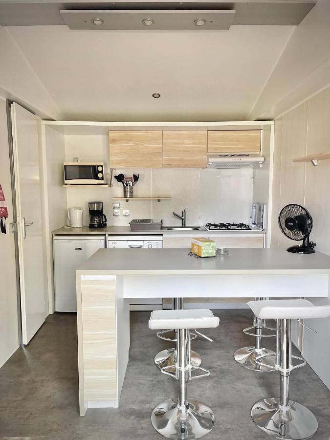 Camping pour 4 personnes, avec piscine et jardin ainsi que vue et terrasse, animaux acceptés