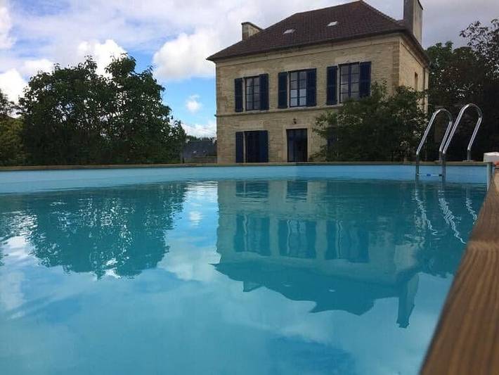 Gîte pour 10 personnes, avec jardin ainsi que terrasse et piscine