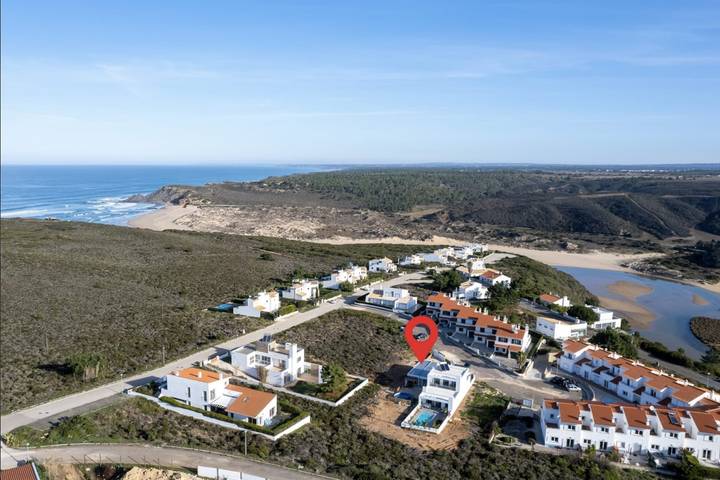 Location de vacances pour 4 personnes, avec jardin ainsi que terrasse et piscine, adapté aux familles à Aljezur - 2