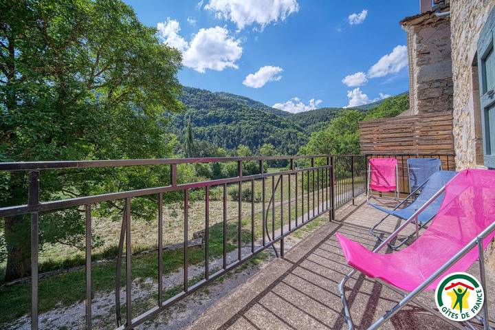 Gîte pour 6 personnes, avec jardin et terrasse à Boulc