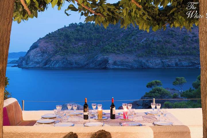 White Rock Villa with breathtaking views and pool in Colera, Oberampurien