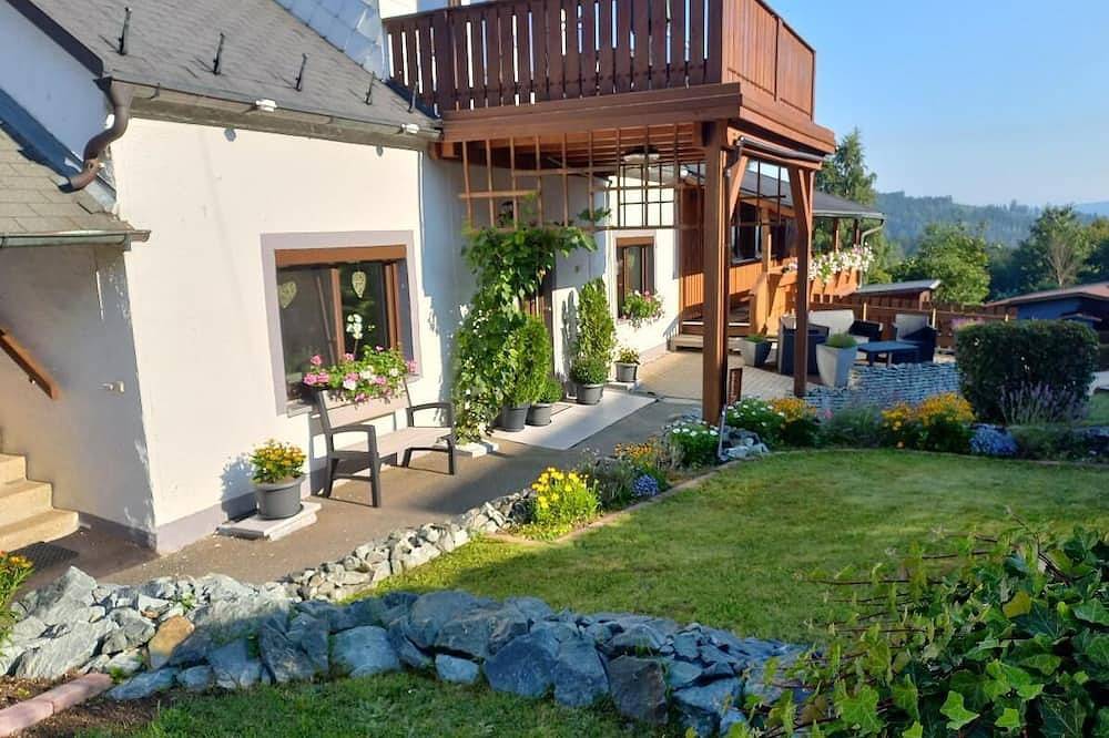 Ganze Wohnung, Gemütliches 32qm Ferienapartment mit Dachterrasse und überdachtem Balkon; kostenfreies Parken und Wlan in Lichtenberg (Oberfranken), Landkreis Hof