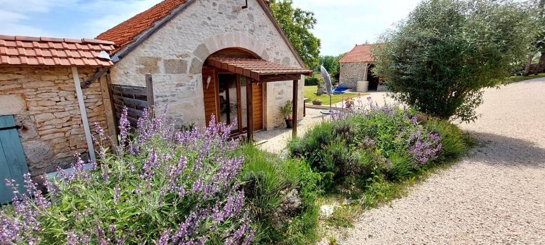 Location de vacances pour 7 personnes, avec vue ainsi que jardin et piscine dans Orniac
