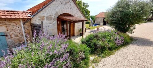 Location de vacances pour 7 personnes, avec jardin ainsi que piscine et vue dans Orniac