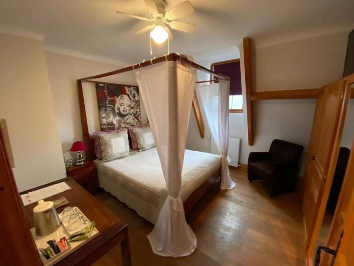 Chambre d’hôte pour 3 personnes, avec sauna et vue ainsi que piscine et jardin, animaux acceptés