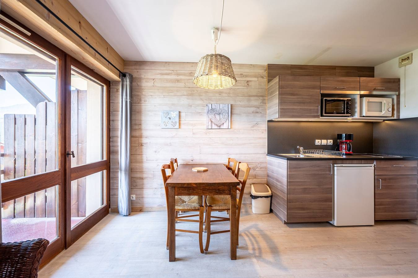 Entire studio, Studio Apartment '14 - Charvin' with Mountain View, Shared Garden and Wi-Fi in Cohennoz, Albertville region