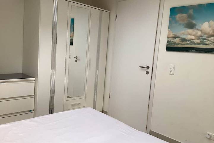 Ganze Wohnung, 2 Balkone direkt am Meer,Wohnzimmer,Kamin,1 Schlafz.,Küche,mod.Bad Du/Wc,Waschm. in Hauptstrand Glowe, Glowe