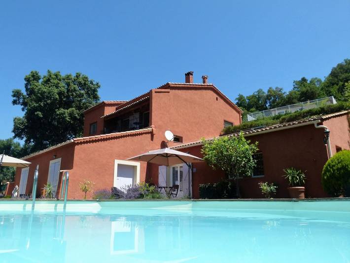Appartement de vacances pour 2 personnes, avec jardin et piscine, animaux acceptés
