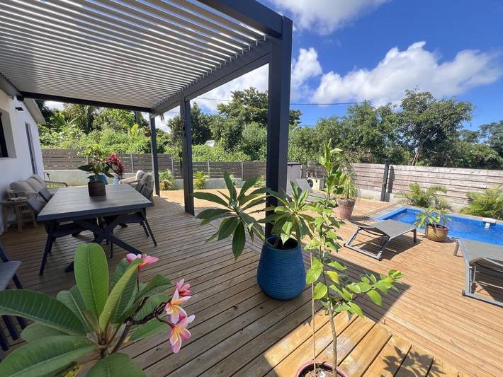 Location de vacances pour 6 personnes, avec vue ainsi que jardin et piscine à Saint Gilles les Hauts - 3