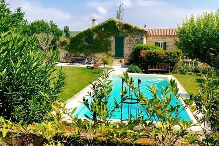 Location de vacances pour 13 personnes, avec jardin et piscine à Réauville