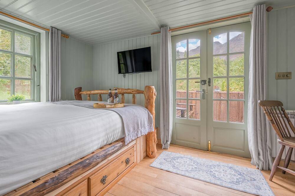 Entire apartment, Juniper Lodge, Shepherd's Hut  for 2 in the Lake District with exclusive hot tub in Lake District