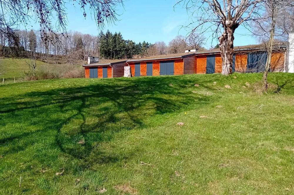 Entire apartment, Holiday Home 'Ocre Au Bord Du Lac' with Shared Terrace, Shared Garden and Wi-Fi in Saint-Rémy-sur-Durolle, Livradois-Forez Regional Nature Park