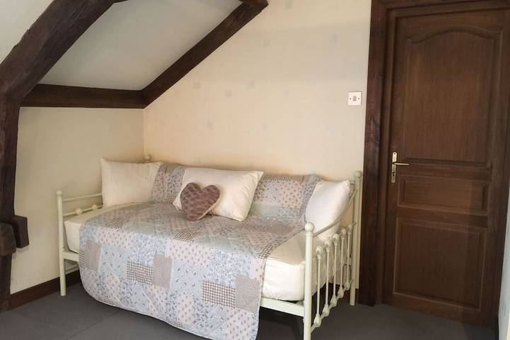 Large converted barn, Sleeps 16, Private pool, Close to river beach in Châtelus-le-Marcheix, Guéret region
