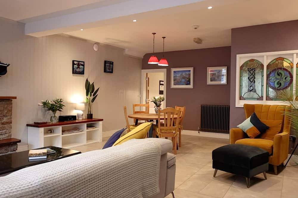 Entire apartment, Ryans Roundstone Retreats Quayside Luxury Apt in Roundstone, Connemara