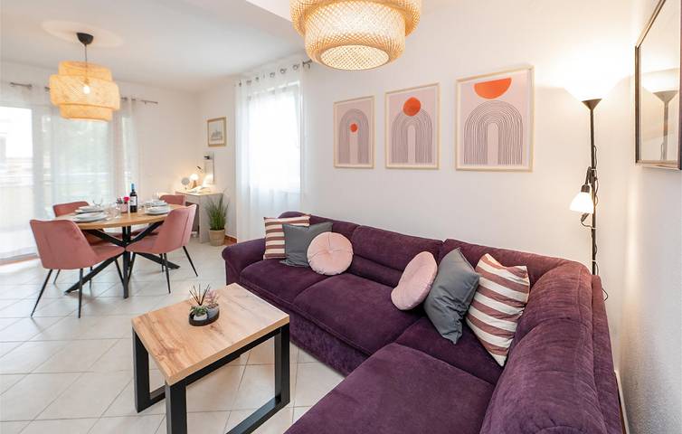 Apartamento vacacional entero, Acogedor apartamento de 1 dormitorio con terraza, a 400 m de la playa y con aparcamiento gratuito. in Art, Rogoznica