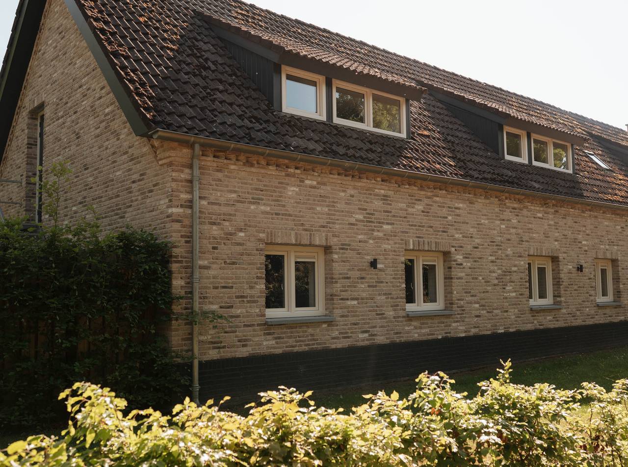 Cozy 12-person family house in beautifully renovated 1920s farmhouse in a quiet area in Bergeijk, North Brabant