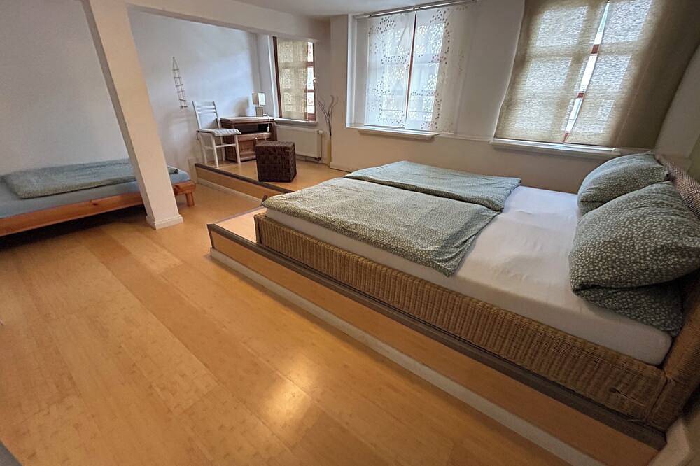 Ganze Wohnung, 2 Schlafzimmer direkt im Zentrum der Stadt. Eine Unterkunft mit Küche & Bad in Wittenberg, Wittenberg (Landekris)