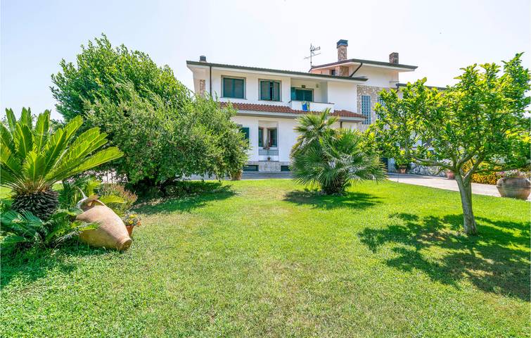 Appartement de vacances entier, Appartement confortable avec parking, Wi-Fi, terrasse et climatisation in Sabaudia, Agro Pontino