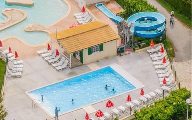 Station pour 4 personnes, avec piscine et balcon à Touquin