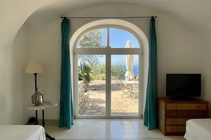 Cesina Home | Apartment in Historic Villa with Panoramic Terrace in Capri, Province de Naples