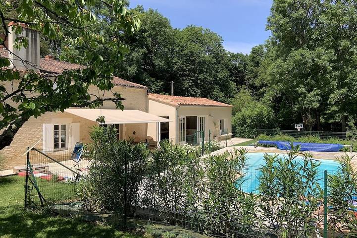 Location de vacances pour 11 personnes, avec terrasse et jardin à Xanton-Chassenon