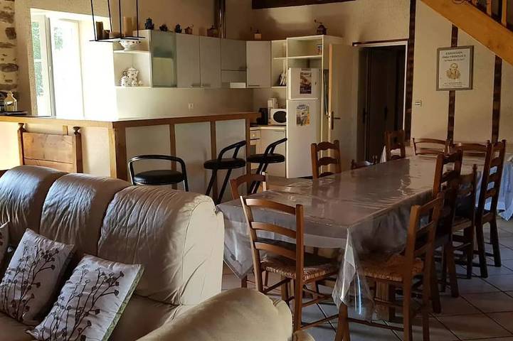 Location de vacances pour 12 personnes, avec terrasse à Espartignac