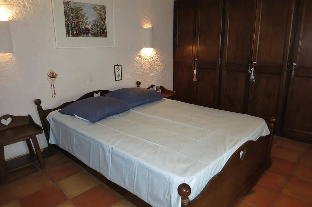 Totally private 8 adults plus 2 children luxe villa with heated swimming pool in Régusse, Región Brignoles