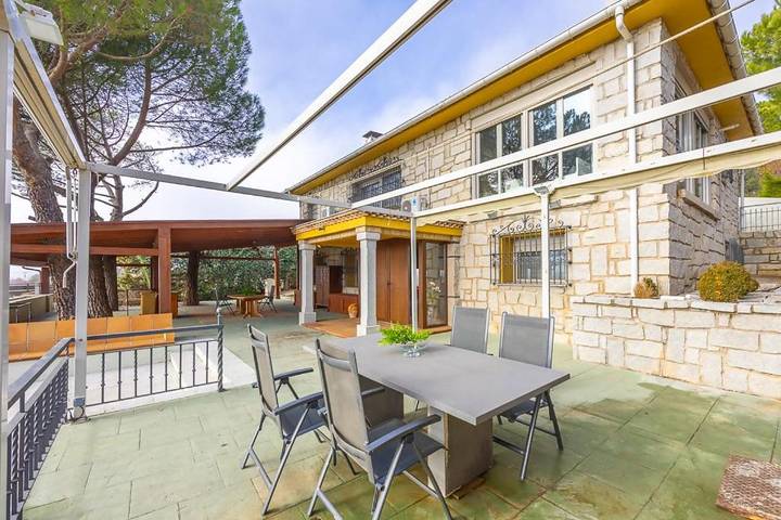 Casa rural para 10 personas, con jardín además de vistas y piscina en Sierra Norte