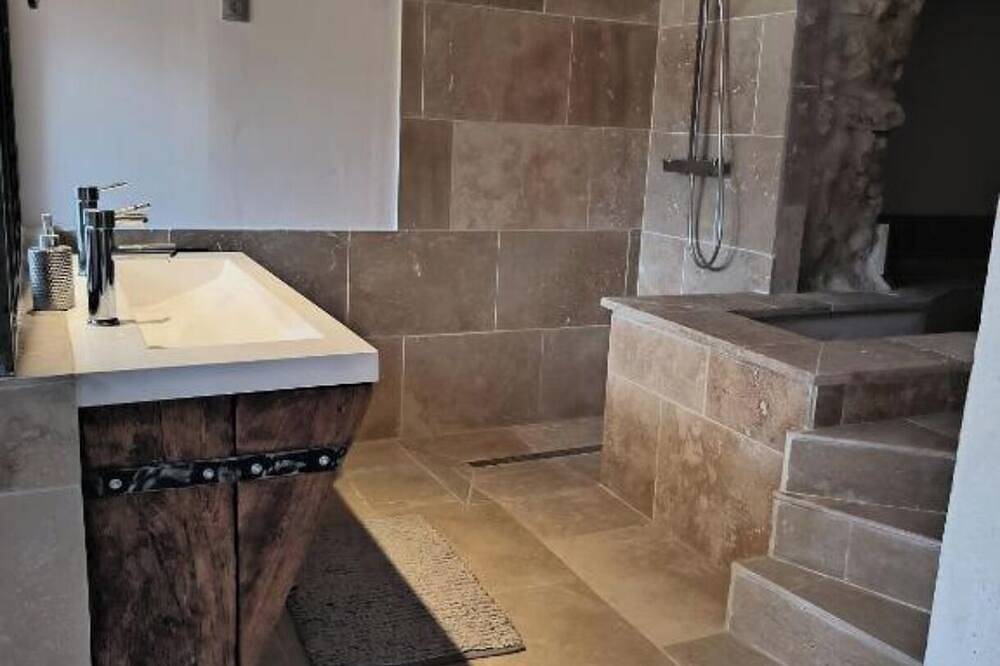 Love room avec Jacuzzi intérieur et piscine privée au milieu des bois in Carpentras, Parc naturel régional du Mont-Ventoux