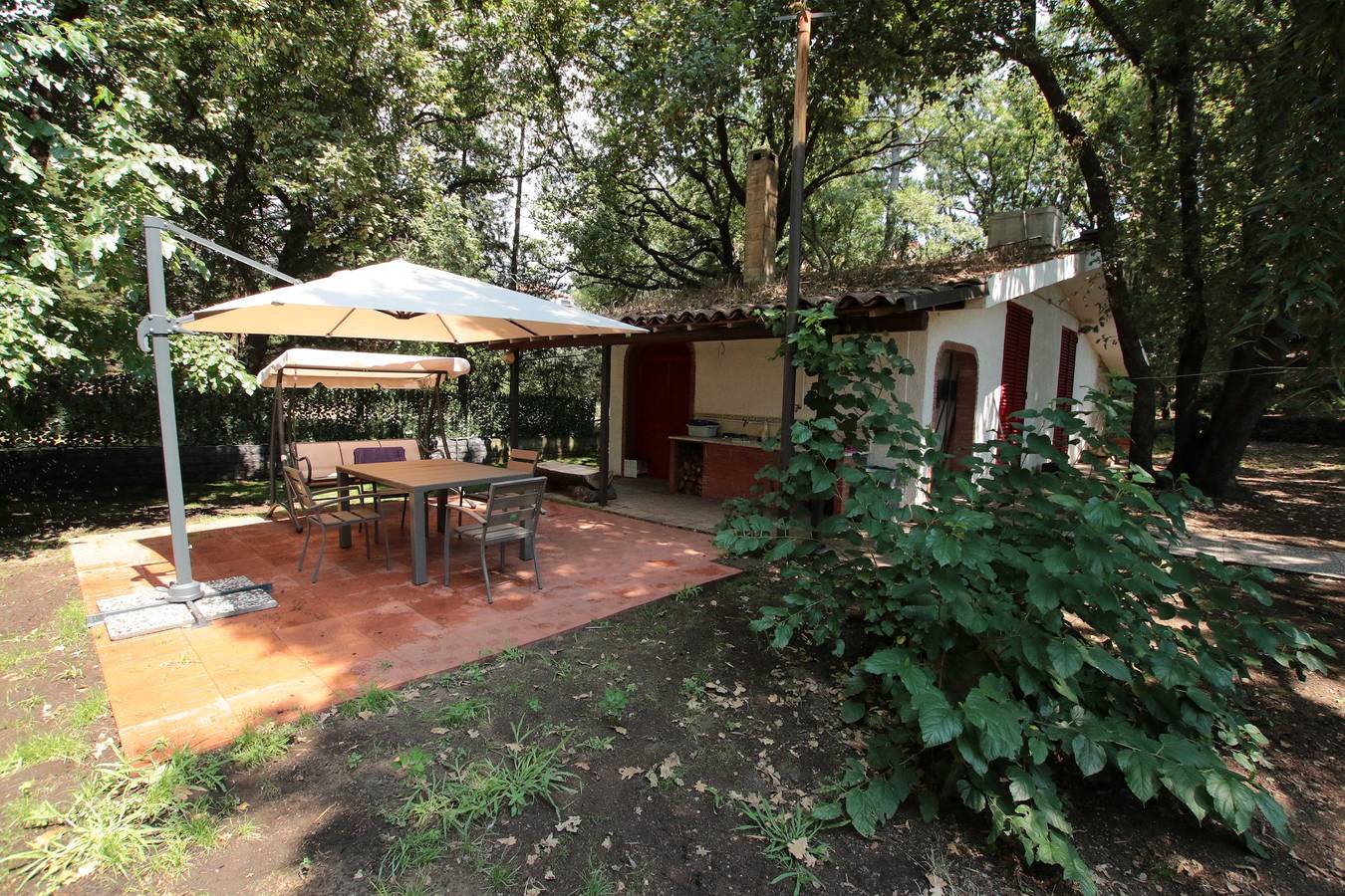 Estudio entero, Chalet en el bosque enclavado en el bosque de robles en Monterosso Etneo in Aci Sant'Antonio, Etna