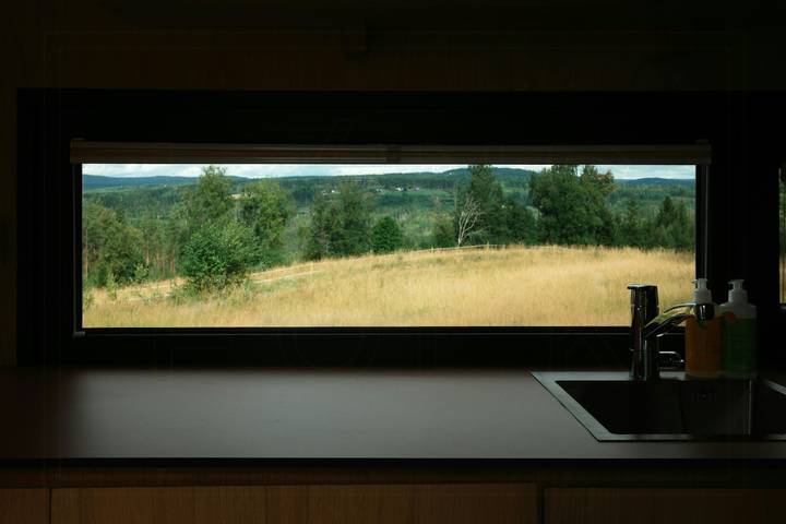 Ein Mikrohaus zwischen Acker und Wald in Storberget in Elverum