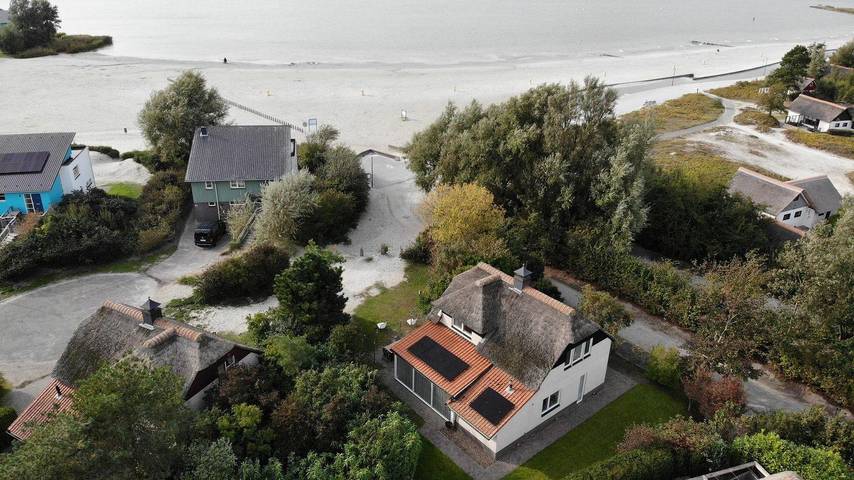 Vakantiehuis voor 6 personen, with Whirlpool and Terras as well as Tuin and Sauna in Makkum