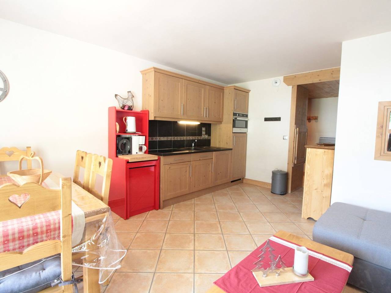 Entire apartment, Cozy 4-Room Apartment, Sleeps 8, Garage, Near Village Center & Ski Lifts in Les Carroz, Arâches-la-Frasse