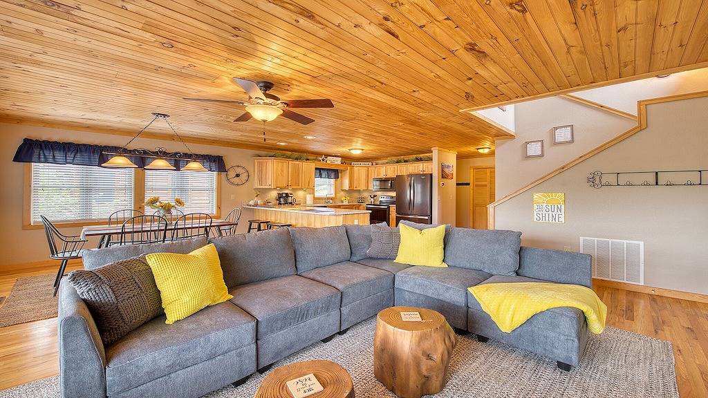 Pet-Friendly/Mountain Views/Roaming Elk/Wrap-Around Porch! in Blue Ridge Parkway, Maggie Valley