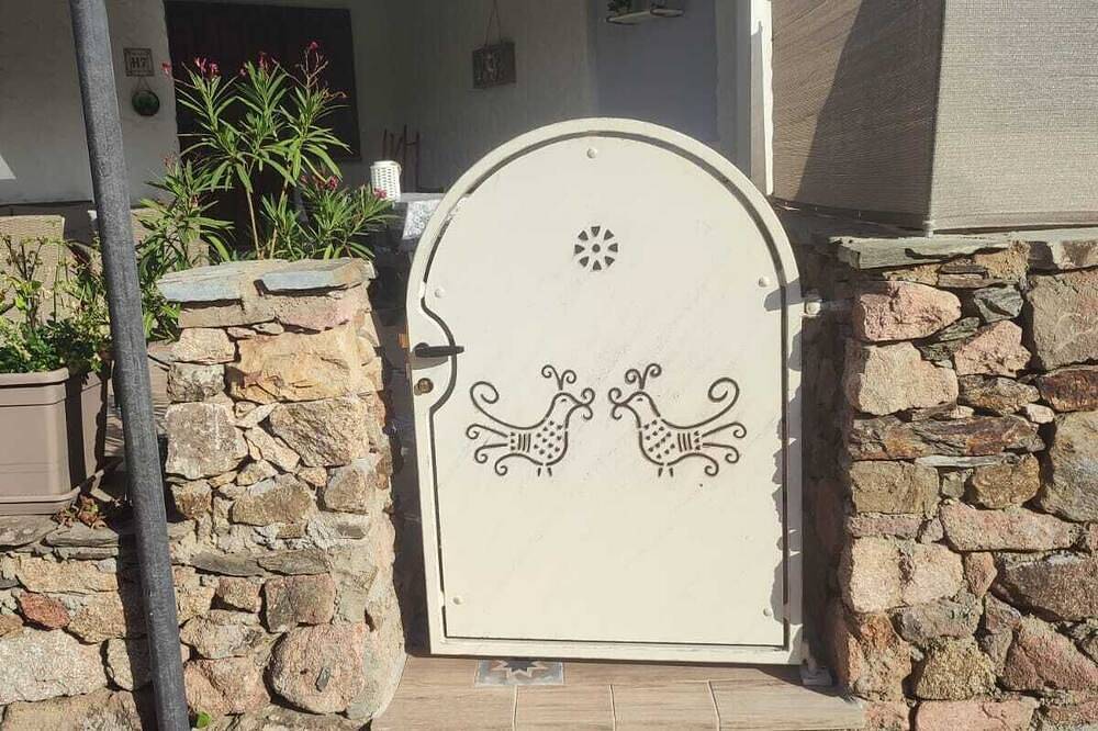 Charming cottage (with private garden) few steps from the beach in Agrustos, Olbia-Tempio