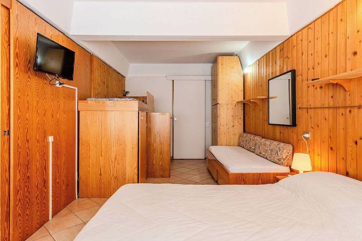 Entire apartment, Cosy apartment for 5 guests with Tv and patio in Marilleva, Mezzana