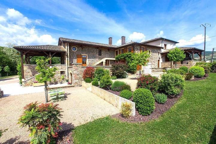 Location de vacances pour 15 personnes, avec piscine et jardin à Juliénas