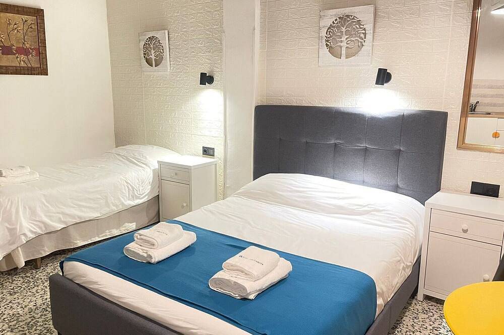 Triple Superior - Balcón Calle el Pilar - Mini Cocina-bańo Privado in Arganda del Rey, La Alcarria