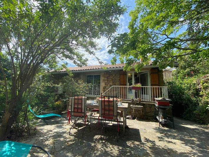 Location de vacances pour 6 personnes, avec Terrasse et Jardin à Chirols