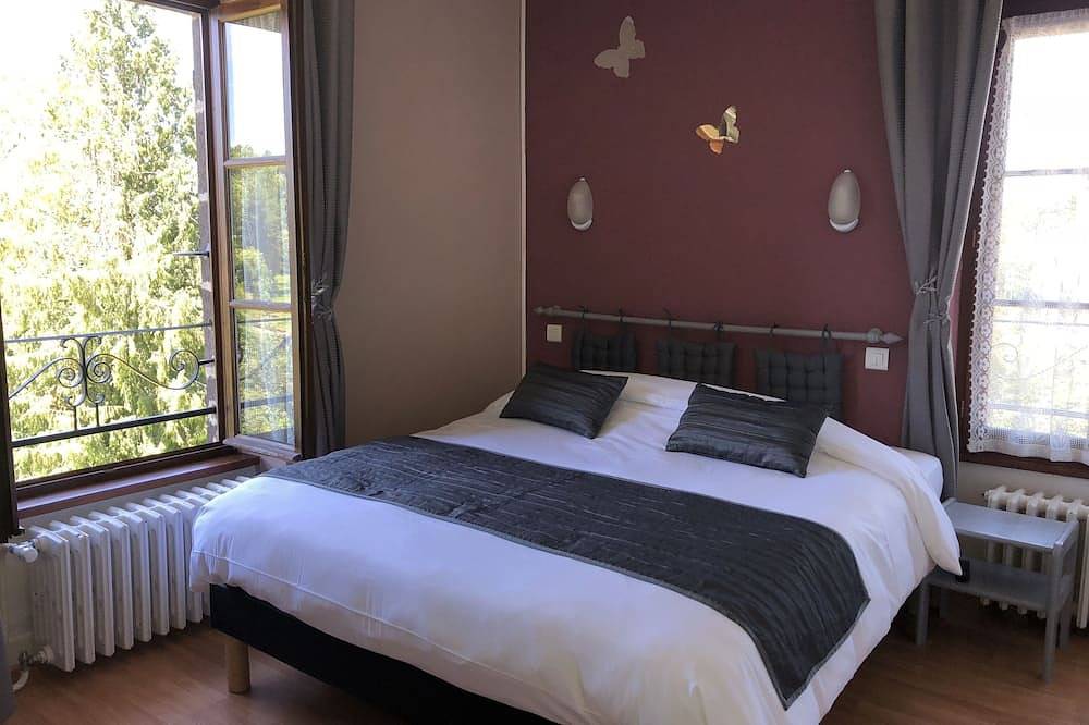 Chambre double-Doppelzimmer-Eigenes Badezimmer-Standard-Strassenblick in Manzat, Regionaler Naturpark Volcans d'Auvergne