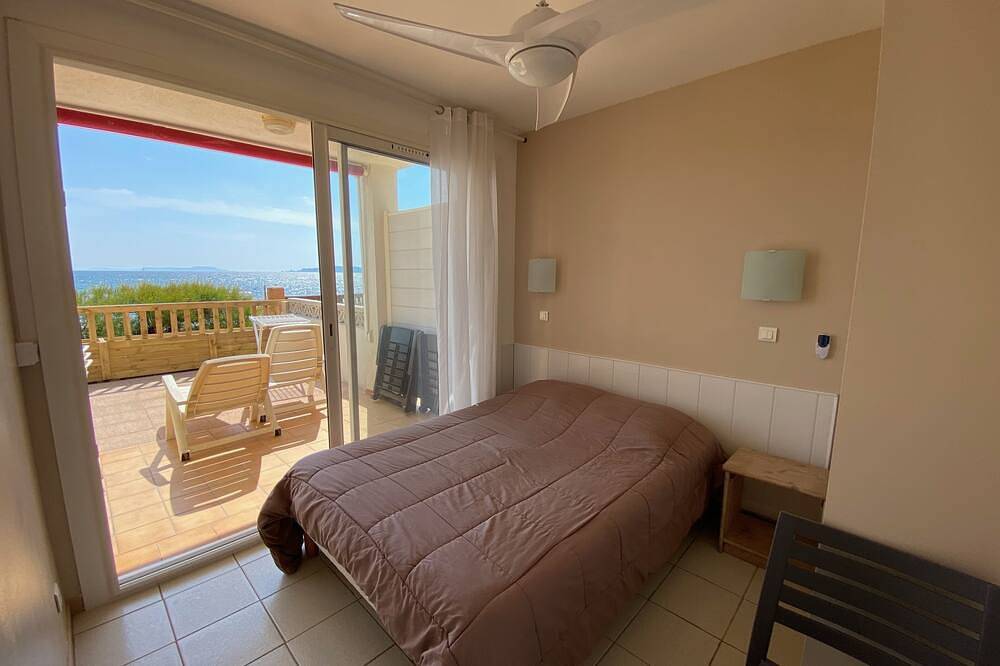 Apartamento entero, Las Selecciones de T2, frente al mar, terraza con acceso a la playa, cómodo in La Capte, Hyeres